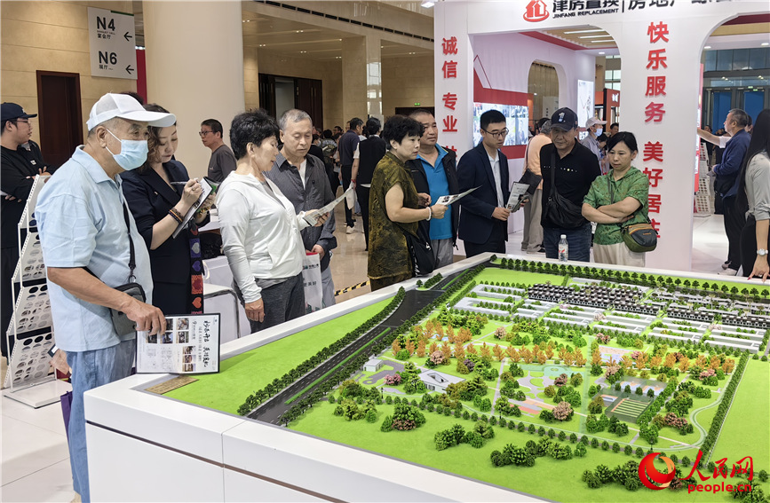 市民咨询地产项目。人民网记者 李丹摄