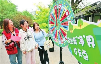 志願者和居民通過互動游戲踐行綠色理念。 記者 吳迪 攝