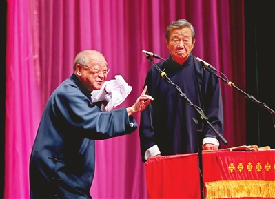 魏文亮（左）與劉俊杰表演《鬧公堂》。