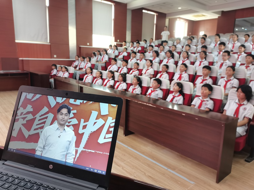 天津市雷锋小学85名学生观看抗战思政大课。天津市雷锋小学供图