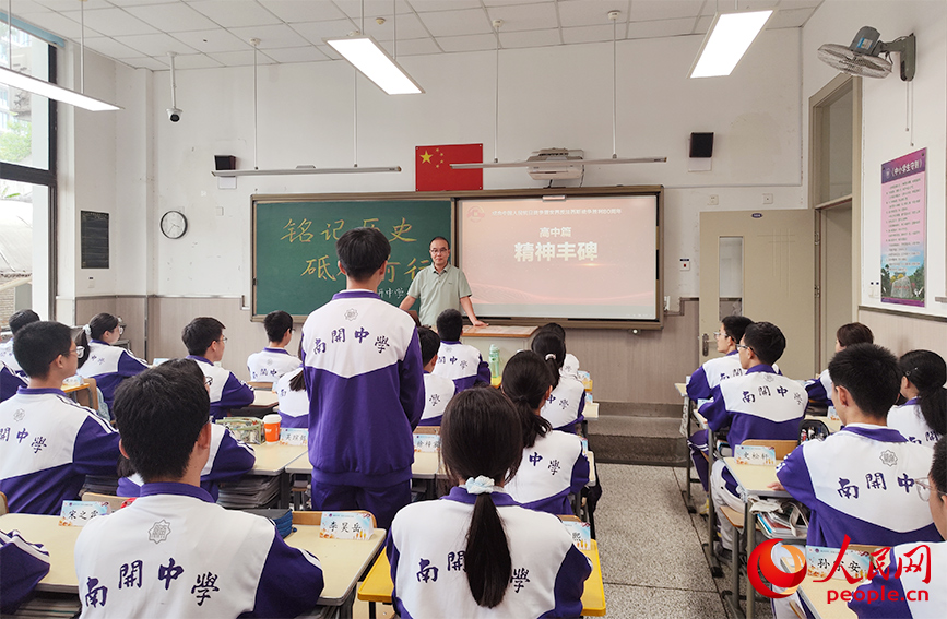 观看结束后，南开中学学生起立回答老师问题。人民网 郭维瑾摄