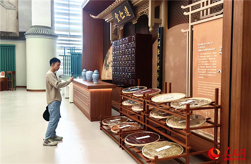 觀眾對展品拍照記錄。人民網記者 李丹攝