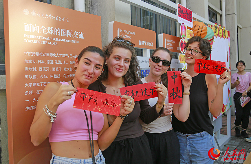 外籍師生展示書法作品。人民網記者 崔新耀攝