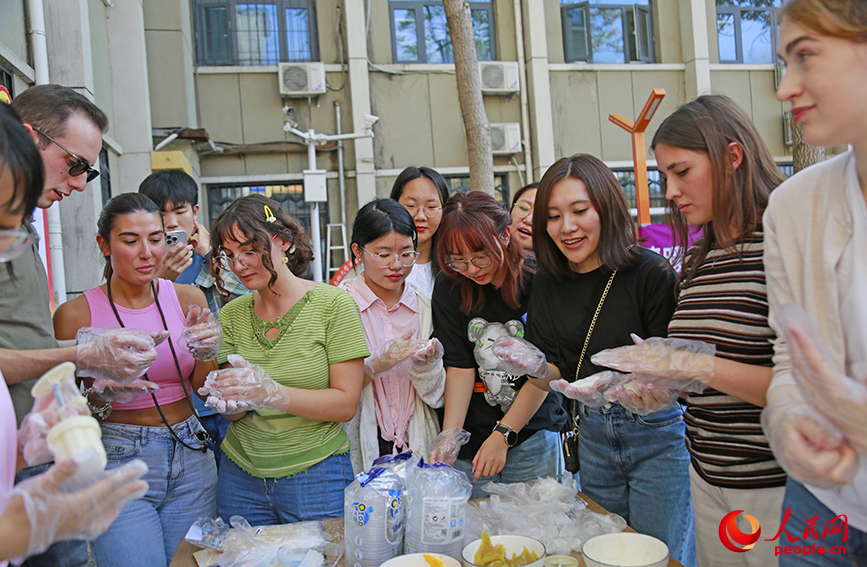 中外師生體驗月餅制作。人民網記者 崔新耀攝