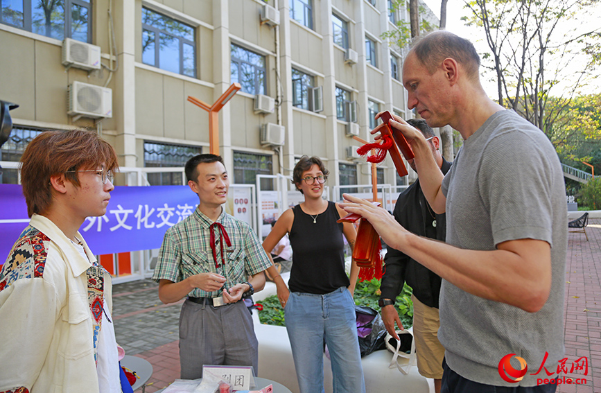 中外師生體驗天津快板。人民網記者 崔新耀攝