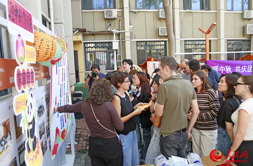 中外師生共猜燈謎。人民網記者 崔新耀攝