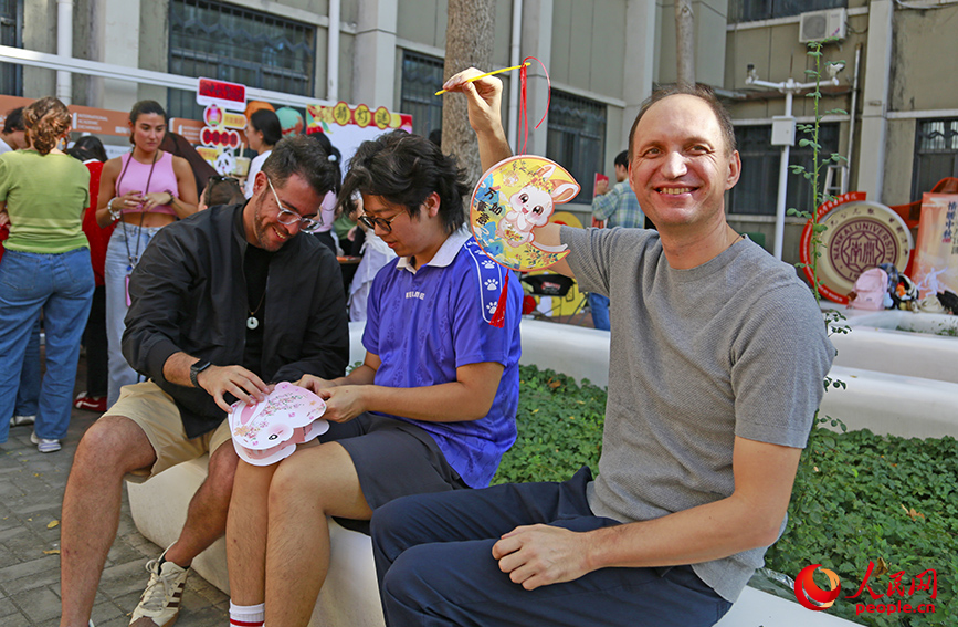 中外師生制作“小月燈”。人民網記者 崔新耀攝