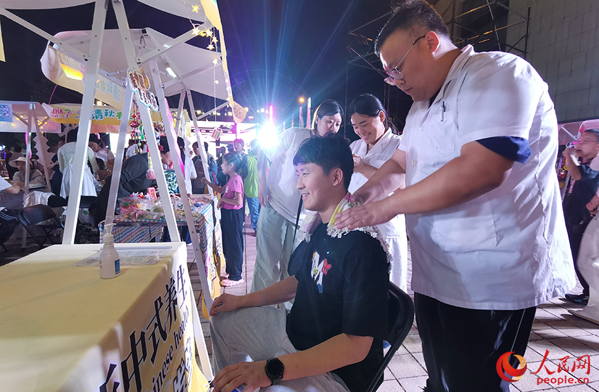 市民現場體驗中醫義診。人民網記者 陶建攝