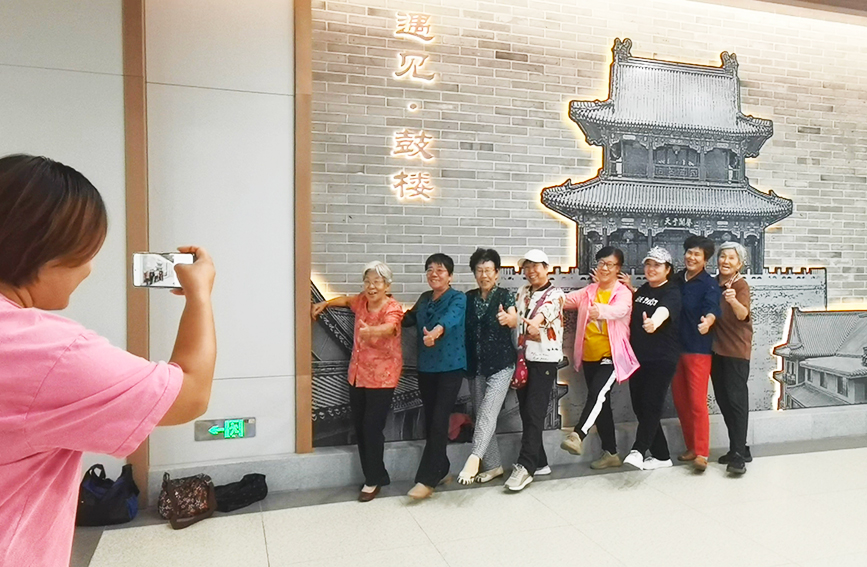 天津地鐵7號線南段開通初期運營，市民在車站拍照。天津市交通運輸委供圖