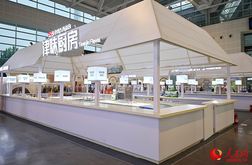 煎饼果子、锅巴菜、炸糕等天津美食将在津味厨房出炉。人民网记者 孙一凡摄