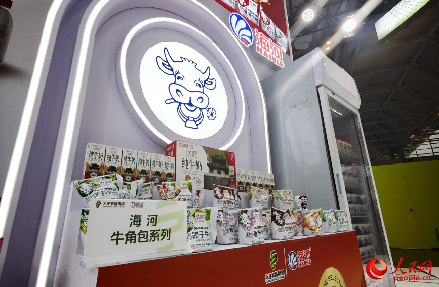 海河乳业带着诸多口味的花色牛奶亮相农交会。人民网记者 孙一凡摄