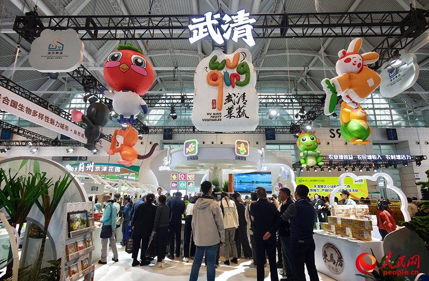 在武清区展位，“萌宠”果蔬品牌吸引市民驻足。人民网记者 孙一凡摄