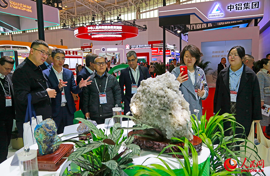 中外嘉宾参观矿石标本。人民网记者 崔新耀摄