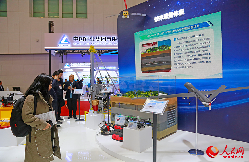 观众参观绿色探测观测监测体系。人民网记者 崔新耀摄