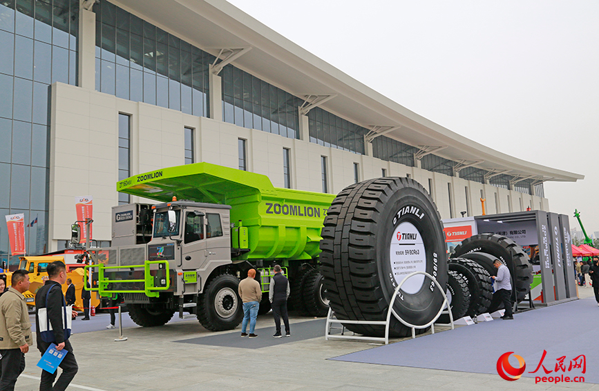 观众参观矿山设备。人民网记者 崔新耀摄