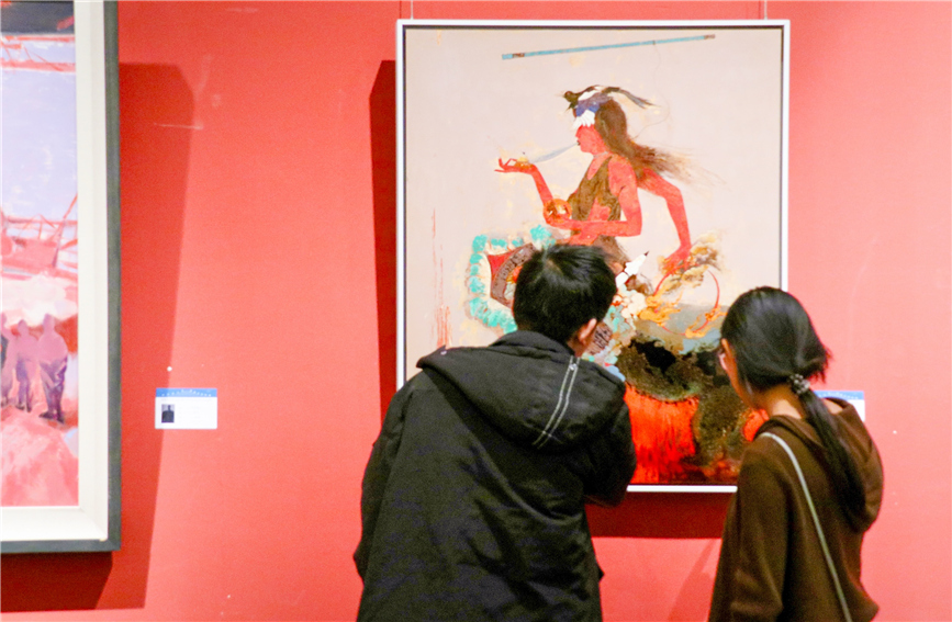 觀眾欣賞參展作品。主辦方供圖