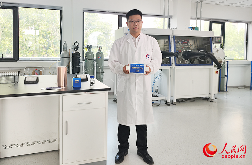 嚴振華展示超薄單晶銅箔及固態電池等研發成果。人民網記者 郭維瑾攝