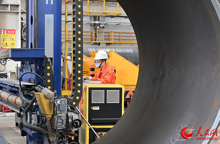 海油工程天津智能制造基地結構制管車間，工作人員正在操作智能焊接設備。人民網記者 孫一凡攝