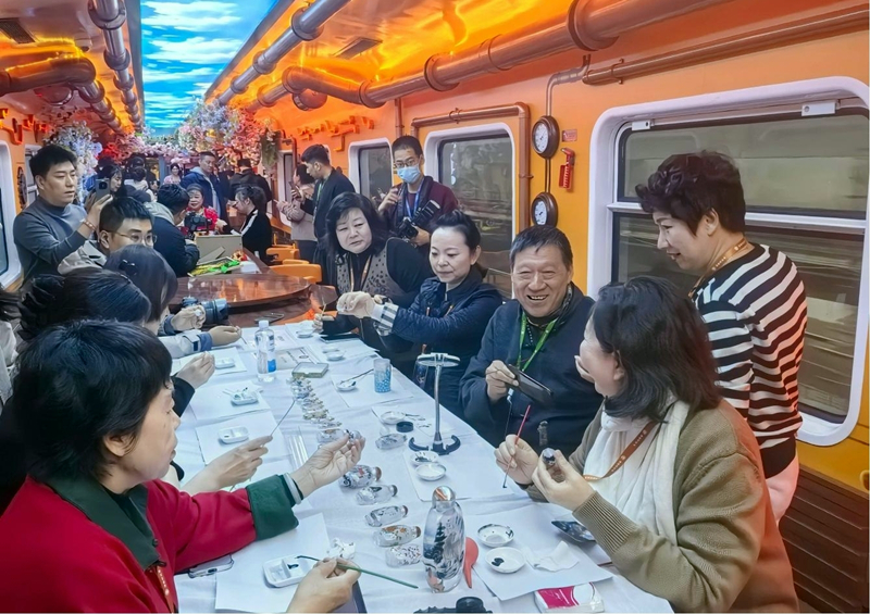 “津旅时光号”旅游专列上乘客体验非遗。么伟鹏摄