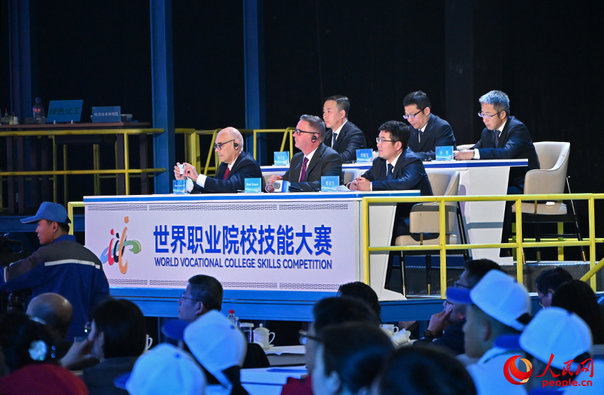 總決賽現場點評專家們認真觀賽。人民網記者 孫一凡攝