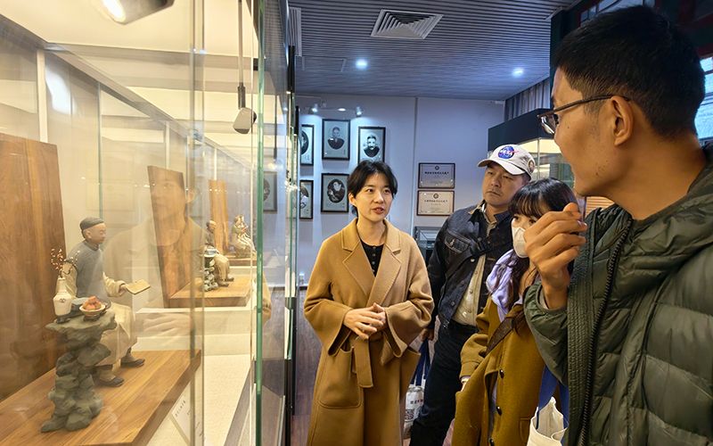 泥人張世家美術館工作人員介紹彩塑特點。天津市南開區融媒體中心供圖
