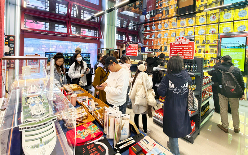 津港印象店內物品陳列,游客可現場挑選。天津市南開區融媒體中心供圖