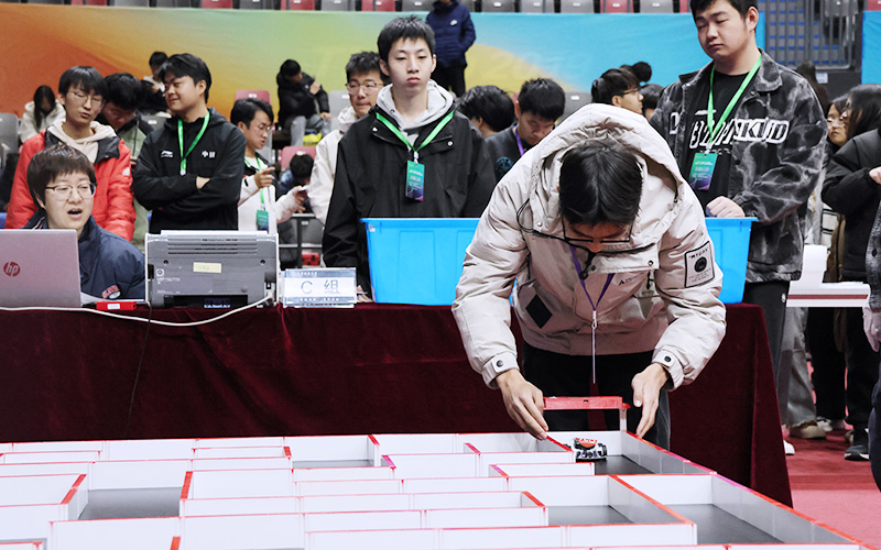 第十四屆京津冀大學生人工智能電腦鼠競賽現場。活動方供圖