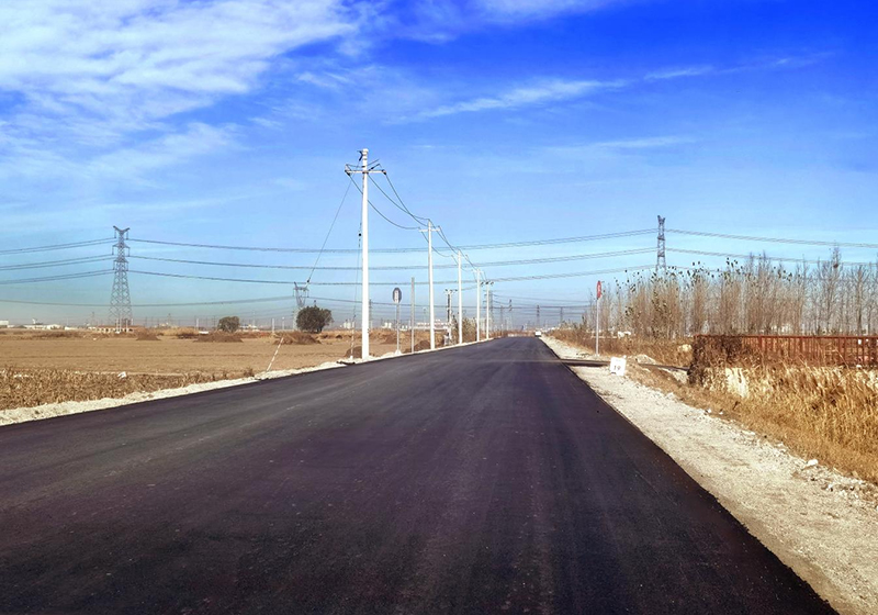 曾經的靜海區梁台路路面坑窪、裂縫遍布。如今，這條道路平整寬闊、煥然一新。天津市交通運輸委供圖