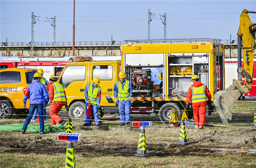 演练现场，工作人员进行抢修工作。受访单位供图