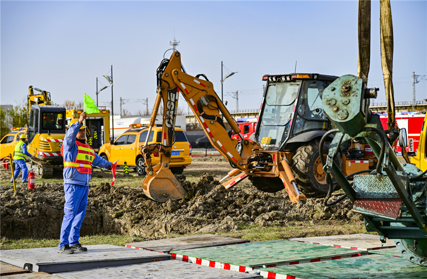 演练现场，工作人员指挥作业。受访单位供图