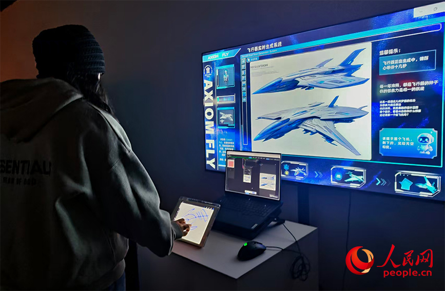 创作者展示如何用“涂鸦”生成飞行器。人民网记者 郭维瑾摄