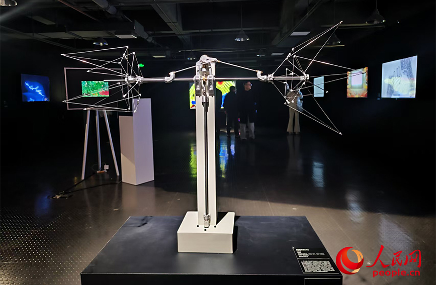 充满科技感的动态机械雕塑。人民网记者 郭维瑾摄