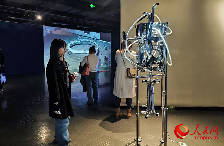 观众驻足欣赏科技之美。人民网记者 郭维瑾摄