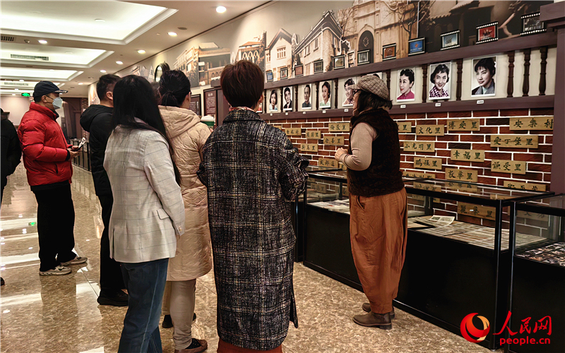 观众认真聆听讲解，了解老电影幕后的故事。人民网记者 李丹摄