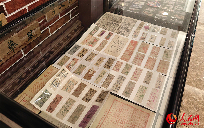 展览现场展出了不同时期的电影票根。人民网记者 李丹摄
