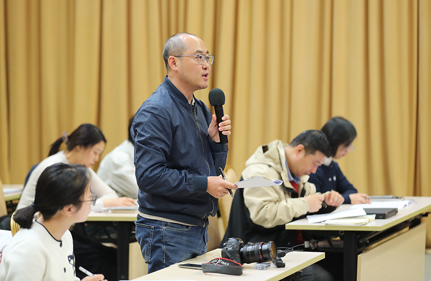 人民网记者在“高质量完成‘十四五’规划系列主题新闻发布会——市商务局专场”进行提问。戴涛摄