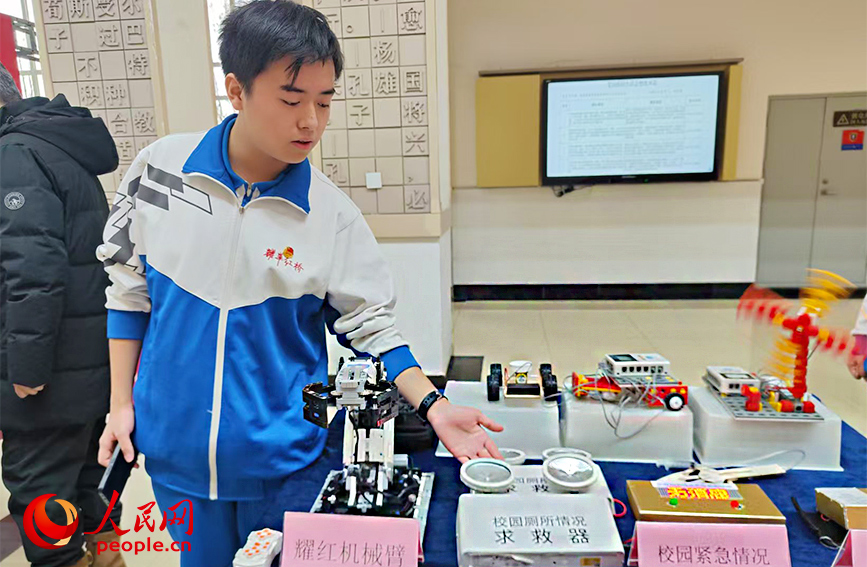 苗伊舟向觀眾講解“校園廁所情況求救器”的設計思路。人民網記者 郭維瑾攝