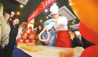 非遗技艺展示区麻花制作体验。 记者 张立 摄