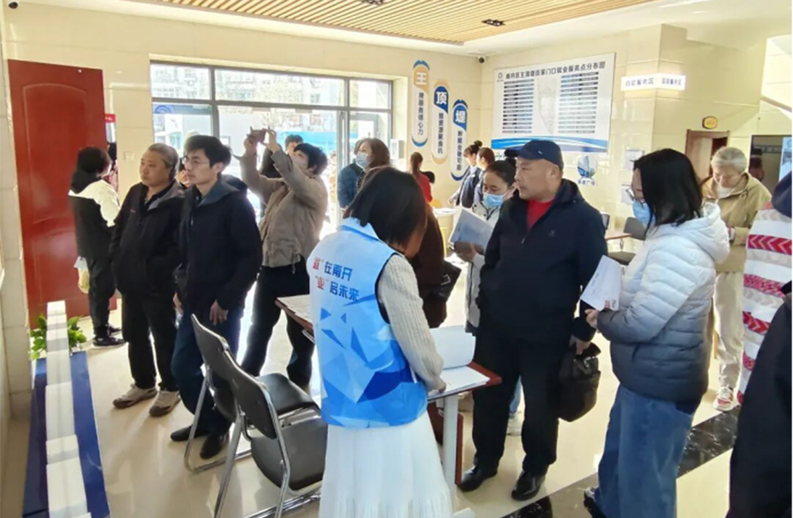 王顶堤街道就业驿站举办就业创业援助会,吸引众多有就业创业需求的居民踊跃参与。王顶堤街道就业驿站供图