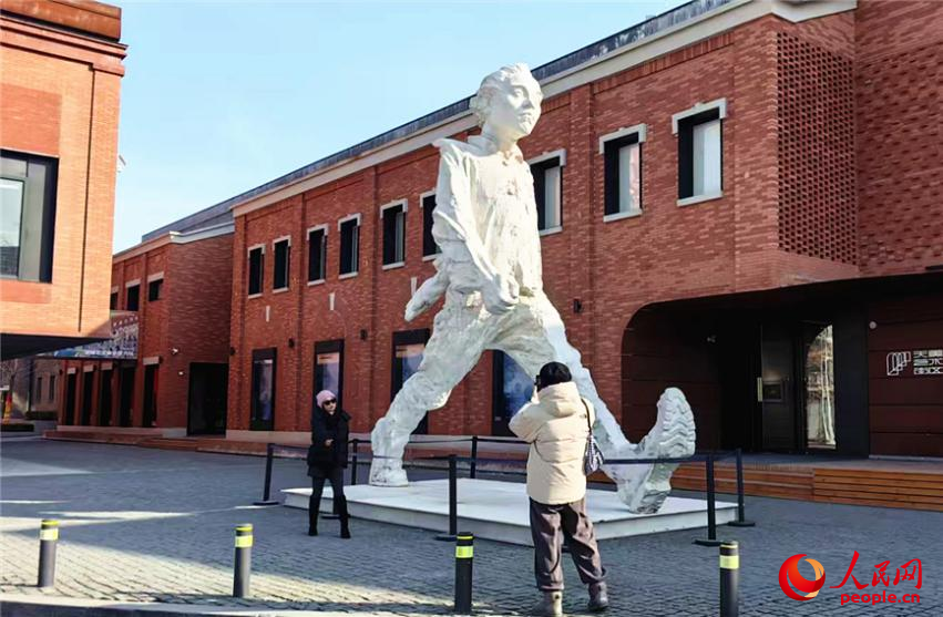 游客在天美藝術街區入口處的巨型雕塑旁拍照留念。人民網記者 李丹攝