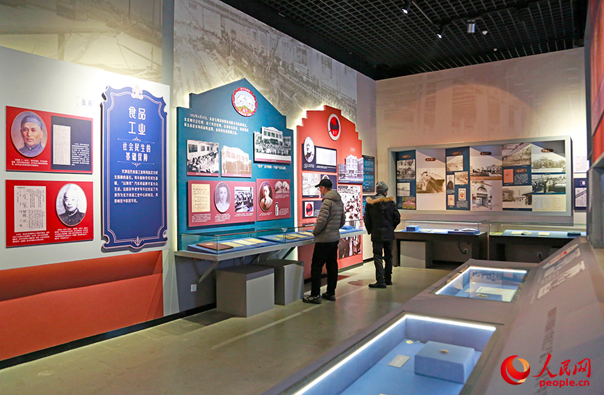 游客在“抵羊”毛线的展柜前驻足。人民网记者 崔新耀摄