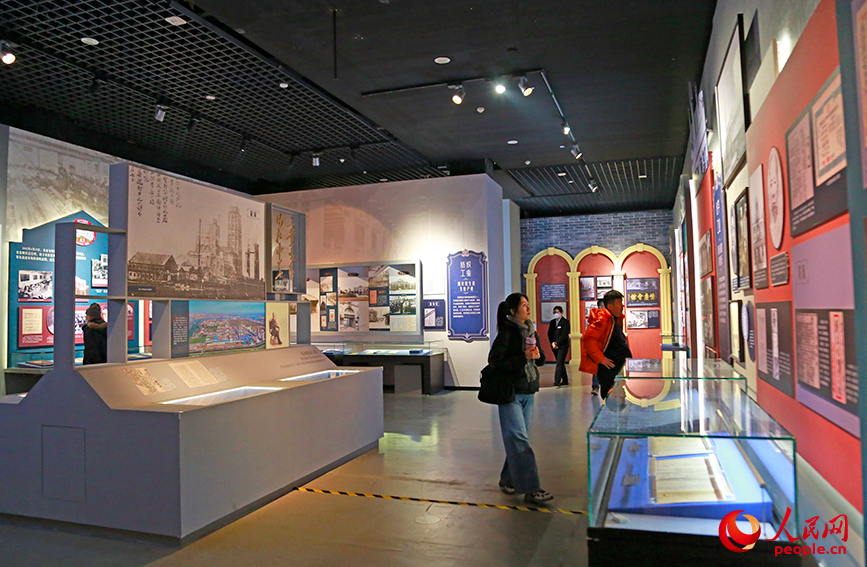 游客參觀近代天津工業發展歷程。人民網記者 崔新耀攝