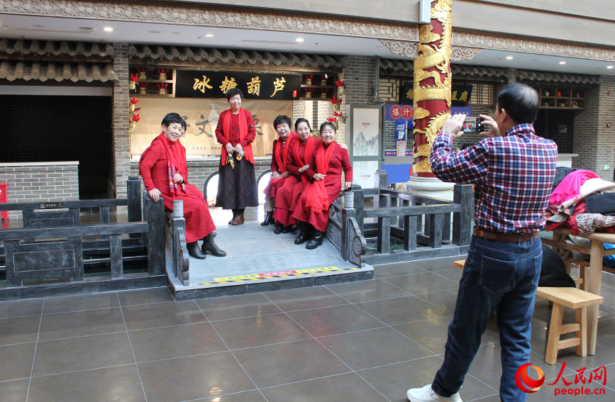 游客在津门千城宴饮食文化馆拍照。人民网记者 张静淇摄