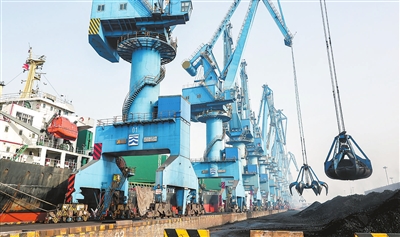 煤碼頭作業現場。記者 吳迪 攝