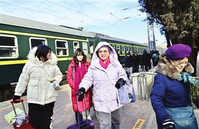 市民一早乘坐津薊市郊列車去趕集。 記者 張磊 攝
