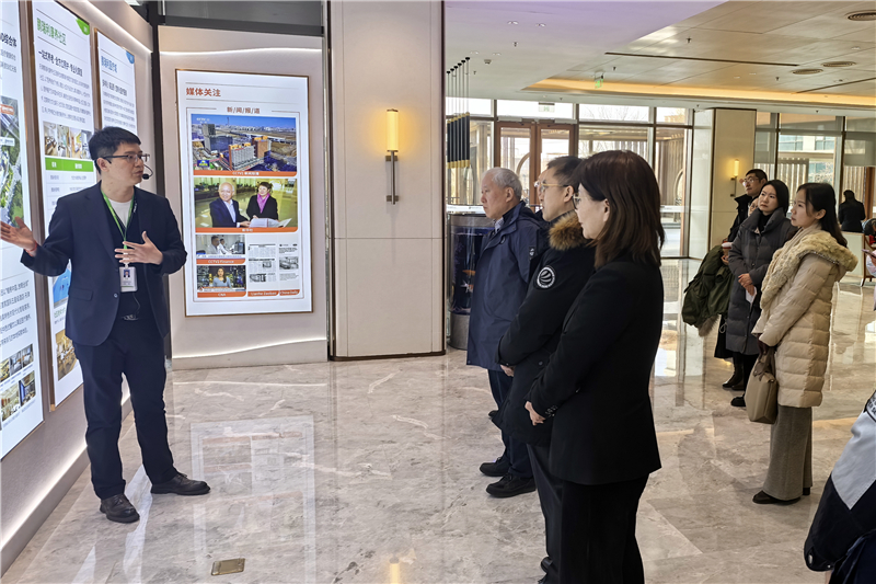 與會嘉賓參觀天津鵬瑞利康養社區。天津濱海農商銀行供圖