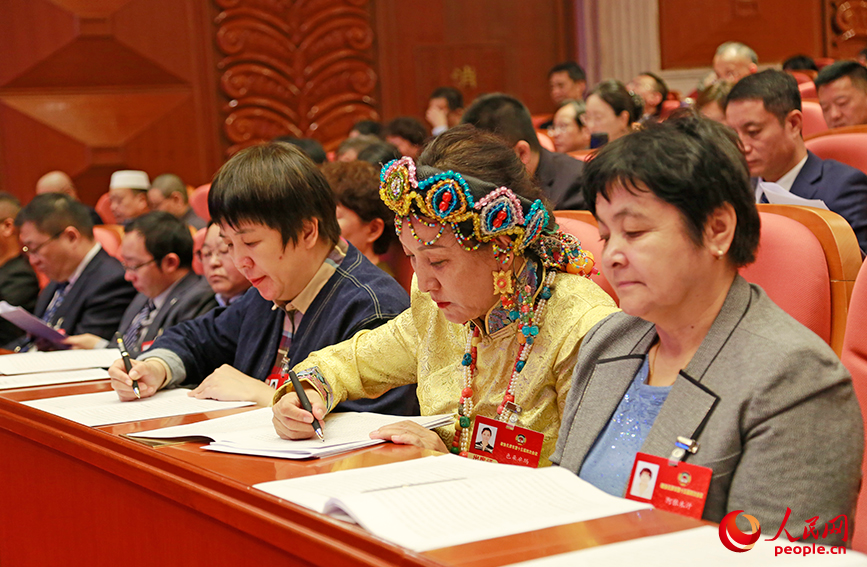 天津市政协委员听取工作报告。人民网记者 崔新耀摄