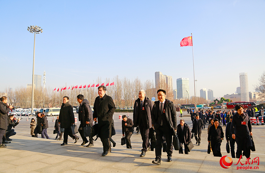 会前，天津市政协委员步入天津礼堂。人民网记者 崔新耀摄