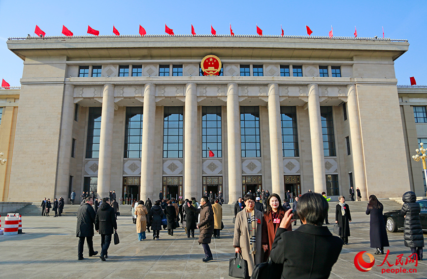 会前，天津市政协委员步入天津礼堂。人民网记者 崔新耀摄