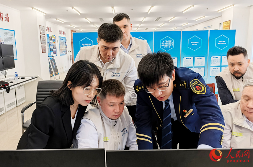 崔贺向阿斯塔纳轻轨学员细致讲解实操要点。人民网记者 陶建摄